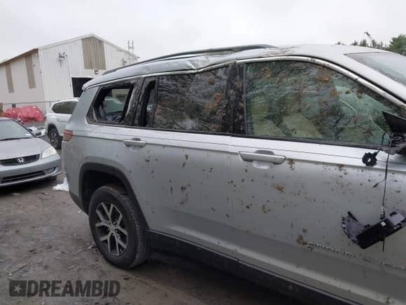 2023 Jeep Grand Cherokee Limited z VIN 1C4RJKBGXP8796892, wystawiony jako IAAI lot #42186327 z przebiegiem 11 350 mil mil oraz . Historia ofert i sprzedaży dostępna na DreamBid. Obrazek 6.