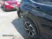 2024 Mitsubishi Outlander SE z VIN JA4J3VA81RZ012612, wystawiony jako IAAI lot #42987561 z przebiegiem 35 220 mil mil oraz . Historia ofert i sprzedaży dostępna na DreamBid. Obrazek 6.