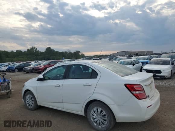 2018 Chevrolet Sonic LS с VIN 1G1JB5SH2J4130072, выставлен на аукционе Copart как лот 80627085 с пробегом 48 446 миль миль и Списание • Salvage title. История ставок и продаж доступна на DreamBid. Изображение 2.