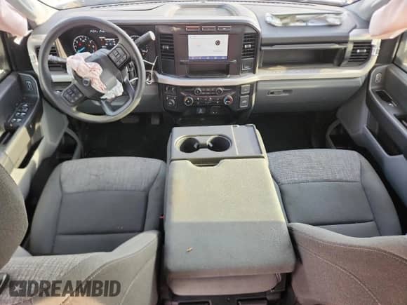 2024 Ford F-250 XL z VIN 1FT7W2BA9REF78919, wystawiony jako Copart lot #70136645 z przebiegiem 41 922 mil mil oraz Szkoda całkowita • Salvage title. Historia ofert i sprzedaży dostępna na DreamBid. Obrazek 8.