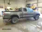 2022 Toyota Tacoma SR z VIN 3TYSZ5AN6NT075851, wystawiony jako Copart lot #67509485 z przebiegiem 94 512 mil mil oraz Czysty tytuł • Clean title. Historia ofert i sprzedaży dostępna na DreamBid. Obrazek 3.