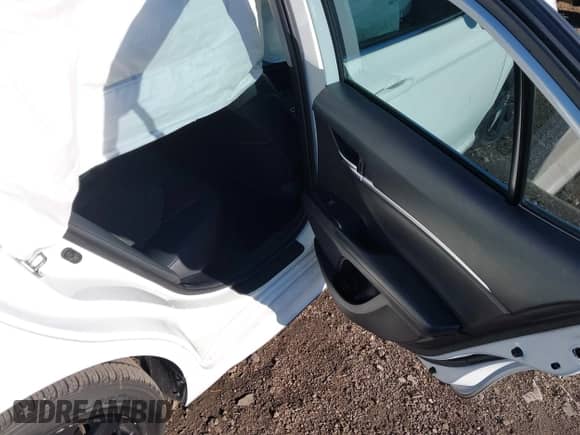 2020 Toyota Camry SE z VIN 4T1G11AK5LU380494, wystawiony jako IAAI lot #43567593 z przebiegiem 13 112 mil mil oraz . Historia ofert i sprzedaży dostępna na DreamBid. Obrazek 8.