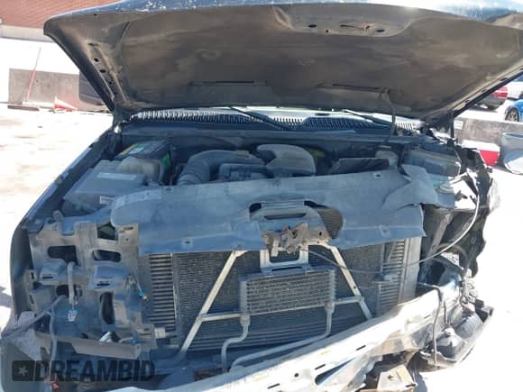 2005 Chevrolet Silverado 2500HD LS z VIN 1GCHC23215F806663, wystawiony jako IAAI lot #43004473 z przebiegiem 321 636 mil mil oraz . Historia ofert i sprzedaży dostępna na DreamBid. Obrazek 10.