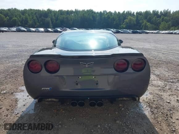 2010 Chevrolet Corvette ZR1 3ZR z VIN 1G1YN2DT1A5800405, wystawiony jako IAAI lot #42865158 z przebiegiem Nie podano mil oraz . Historia ofert i sprzedaży dostępna na DreamBid. Obrazek 15.