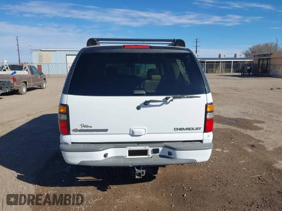 2005 Chevrolet Suburban LT z VIN 3GNEC16Z95G288863, wystawiony jako IAAI lot #41653675 z przebiegiem 309 977 mil mil oraz . Historia ofert i sprzedaży dostępna na DreamBid. Obrazek 16.