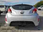 2017 Hyundai Veloster Value Edition z VIN KMHTC6AD2HU324236, wystawiony jako Copart lot #87278585 z przebiegiem Nie podano mil oraz Czysty tytuł • Clean title. Historia ofert i sprzedaży dostępna na DreamBid. Obrazek 6.