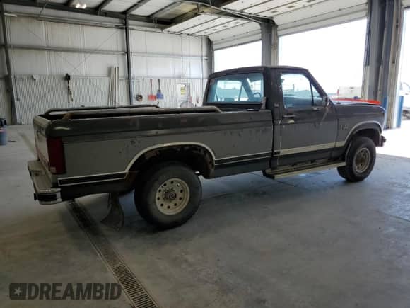 1986 Ford F-150 z VIN 1FTEF14NXGPB18719, wystawiony jako Copart lot #56383625 z przebiegiem 16 249 mil mil oraz Szkoda całkowita • Salvage title. Historia ofert i sprzedaży dostępna na DreamBid. Obrazek 3.