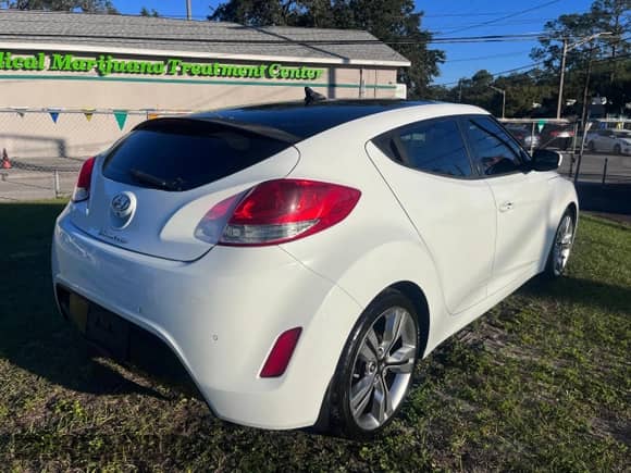 2013 Hyundai Veloster w/Gray Int z VIN KMHTC6AD3DU171621, wystawiony jako Copart lot #82261534 z przebiegiem 130 053 mil mil oraz Czysty tytuł • Clean title. Historia ofert i sprzedaży dostępna na DreamBid. Obrazek 4.