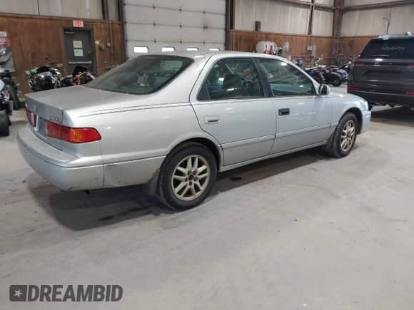 2001 Toyota Camry LE z VIN 4T1BF28K21U124768, wystawiony jako IAAI lot #43089864 z przebiegiem 246 421 mil mil oraz . Historia ofert i sprzedaży dostępna na DreamBid. Obrazek 4.