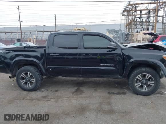 2017 Toyota Tacoma SR5 with VIN 3TMAZ5CN3HM026387, listed as a IAAI auction lot 42362780 with 216,739 mi miles and . Bid and sale history available at DreamBid. Image 13.