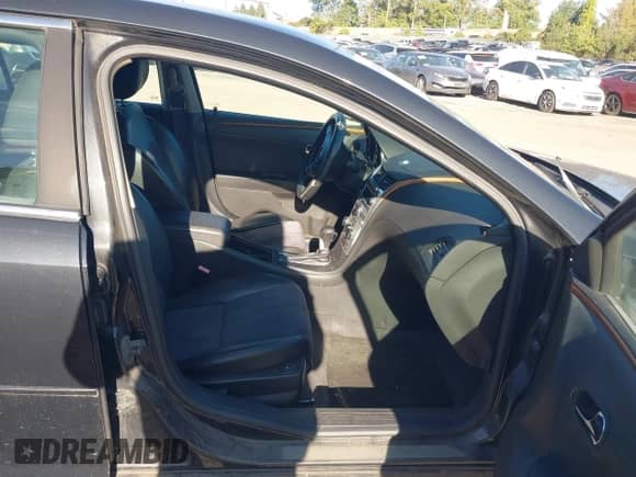 2012 Chevrolet Malibu 2LT z VIN 1G1ZD5E0XCF210830, wystawiony jako IAAI lot #43433034 z przebiegiem 176 359 mil mil oraz . Historia ofert i sprzedaży dostępna na DreamBid. Obrazek 5.