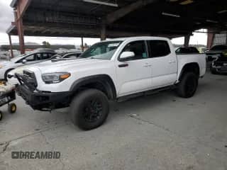 2021 Toyota Tacoma SR z VIN 5TFCZ5AN3MX282710, wystawiony jako Copart lot #86185235 z przebiegiem 24 424 mil mil oraz Szkoda całkowita • Salvage title. Historia ofert i sprzedaży dostępna na DreamBid. Obrazek 1.