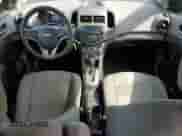 2012 Chevrolet Sonic LS z VIN 1G1JA5SH9C4156030, wystawiony jako Copart lot #70738845 z przebiegiem 163 076 mil mil oraz Szkoda całkowita • Salvage title. Historia ofert i sprzedaży dostępna na DreamBid. Obrazek 8.