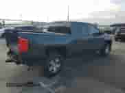 2017 Chevrolet Silverado 1500 LT z VIN 3GCPCREH6HG364570, wystawiony jako Copart lot #52647185 z przebiegiem 132 473 mil mil oraz Szkoda całkowita • Salvage title. Historia ofert i sprzedaży dostępna na DreamBid. Obrazek 3.