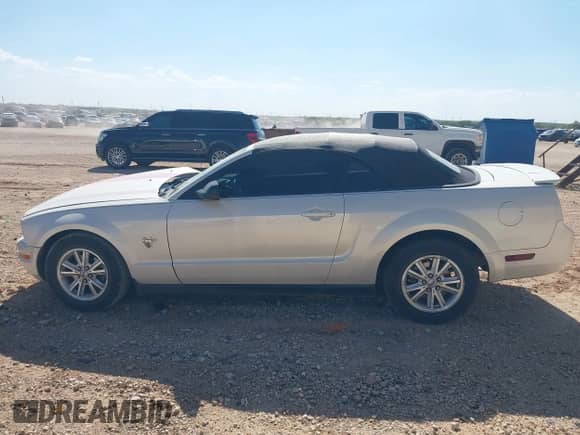 2009 Ford Mustang z VIN 1ZVHT84N195100247, wystawiony jako IAAI lot #43341093 z przebiegiem 94 326 mil mil oraz . Historia ofert i sprzedaży dostępna na DreamBid. Obrazek 14.