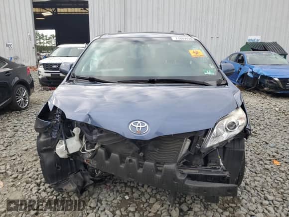 2017 Toyota Sienna LE Auto Access Seat z VIN 5TDKZ3DC0HS769692, wystawiony jako Copart lot #71889935 z przebiegiem 74 421 mil mil oraz Szkoda całkowita • Salvage title. Historia ofert i sprzedaży dostępna na DreamBid. Obrazek 5.