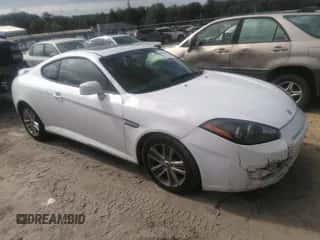 2008 Hyundai Tiburon GS z VIN KMHHM66DX8U279932, wystawiony jako IAAI lot #40246104 z przebiegiem 183 099 mil mil oraz . Historia ofert i sprzedaży dostępna na DreamBid. Obrazek 1.