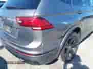 2023 Volkswagen Tiguan SE R-Line Black с VIN 3VVCB7AX6PM025036, выставлен на аукционе IAAI как лот 43137934 с пробегом 61 386 миль миль и . История ставок и продаж доступна на DreamBid. Изображение 6.