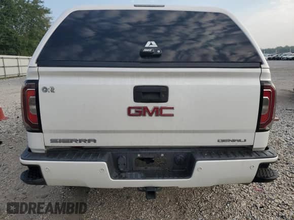 2018 GMC Sierra 1500 Denali z VIN 3GTU2PEJ4JG124274, wystawiony jako Copart lot #80307325 z przebiegiem 82 362 mil mil oraz Szkoda całkowita • Salvage title. Historia ofert i sprzedaży dostępna na DreamBid. Obrazek 6.