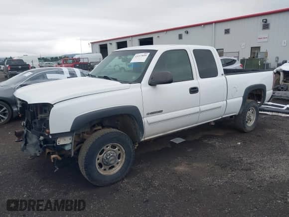 2003 Chevrolet Silverado 2500HD LT z VIN 1GCHK29U23E116984, wystawiony jako IAAI lot #43217859 z przebiegiem 265 239 mil mil oraz . Historia ofert i sprzedaży dostępna na DreamBid. Obrazek 2.