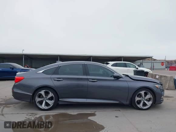 2018 Honda Accord Touring z VIN 1HGCV1F95JA100229, wystawiony jako IAAI lot #43109588 z przebiegiem 129 307 mil mil oraz . Historia ofert i sprzedaży dostępna na DreamBid. Obrazek 14.