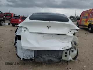 2020 Tesla Model Y Long Range with VIN 5YJYGDEE9LF017153, listed as a Copart auction lot 70582704 with 27,568 mi miles and Salvage title. Bid and sale history available at DreamBid. Image 6.