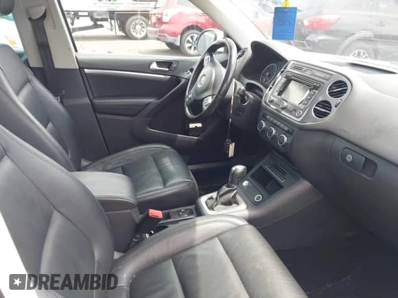 2013 Volkswagen Tiguan S z VIN WVGBV3AX6DW577296, wystawiony jako IAAI lot #42705129 z przebiegiem 110 709 mil mil oraz . Historia ofert i sprzedaży dostępna na DreamBid. Obrazek 5.