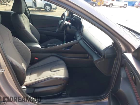 2024 Hyundai Elantra N Line z VIN KMHLR4DF4RU822245, wystawiony jako IAAI lot #42729077 z przebiegiem 4 031 mil mil oraz . Historia ofert i sprzedaży dostępna na DreamBid. Obrazek 5.