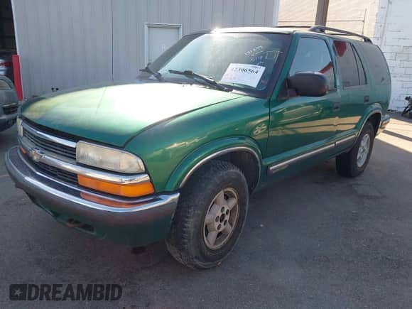 1999 Chevrolet Blazer LT z VIN 1GNDT13W5X2131249, wystawiony jako IAAI lot #42306564 z przebiegiem 162 149 mil mil oraz . Historia ofert i sprzedaży dostępna na DreamBid. Obrazek 2.