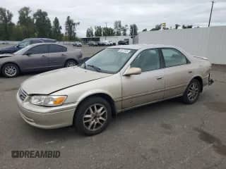 2001 Toyota Camry LE z VIN 4T1BF28K71U116715, wystawiony jako Copart lot #85372535 z przebiegiem 271 815 mil mil oraz Szkoda całkowita • Salvage title. Historia ofert i sprzedaży dostępna na DreamBid. Obrazek 1.