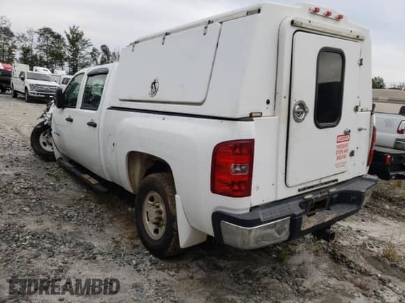 2009 Chevrolet Silverado 2500HD Work Truck z VIN 1GCHC43K59F157421, wystawiony jako Copart lot #73585914 z przebiegiem 243 185 mil mil oraz Szkoda całkowita • Salvage title. Historia ofert i sprzedaży dostępna na DreamBid. Obrazek 2.