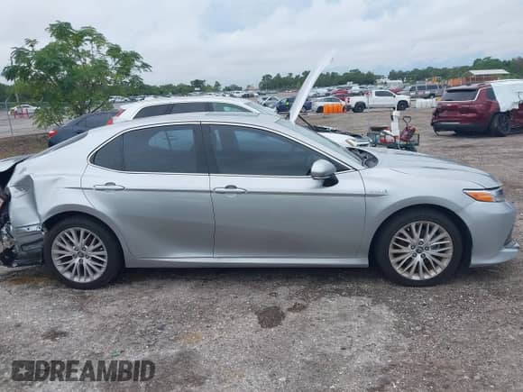 2020 Toyota Camry Hybrid XLE z VIN 4T1F31AK0LU519386, wystawiony jako IAAI lot #43175906 z przebiegiem 33 991 mil mil oraz . Historia ofert i sprzedaży dostępna na DreamBid. Obrazek 13.