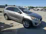 2018 Kia Sorento LX z VIN 5XYPGDA59JG339881, wystawiony jako Copart lot #51872935 z przebiegiem 132 400 mil mil oraz Czysty tytuł • Clean title. Historia ofert i sprzedaży dostępna na DreamBid. Obrazek 4.