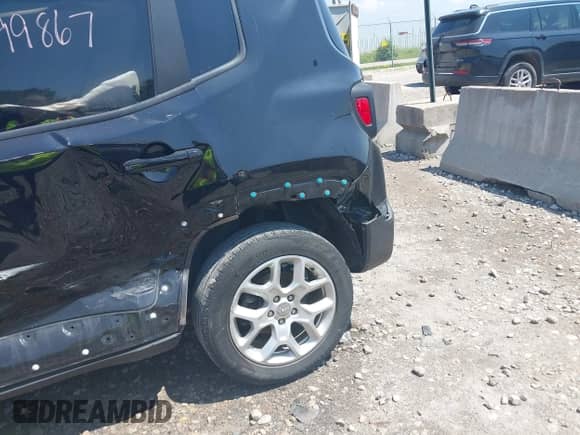 2018 Jeep Renegade Latitude with VIN ZACCJBBB6JPJ28109, listed as a IAAI auction lot 42799867 with Not provided miles and . Bid and sale history available at DreamBid. Image 18.