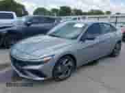 2025 Hyundai Elantra SEL Sport z VIN KMHLM4DG3SU976667, wystawiony jako IAAI lot #43045130 z przebiegiem 1 440 mil mil oraz . Historia ofert i sprzedaży dostępna na DreamBid. Obrazek 20.