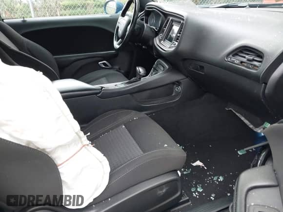 2021 Dodge Challenger SXT z VIN 2C3CDZAG2MH520899, wystawiony jako IAAI lot #43249657 z przebiegiem 64 330 mil mil oraz . Historia ofert i sprzedaży dostępna na DreamBid. Obrazek 5.