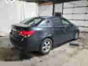 2014 Chevrolet Cruze 1LT z VIN 1G1PC5SBXE7295634, wystawiony jako Copart lot #82329965 z przebiegiem 139 795 mil mil oraz Szkoda całkowita • Salvage title. Historia ofert i sprzedaży dostępna na DreamBid. Obrazek 3.