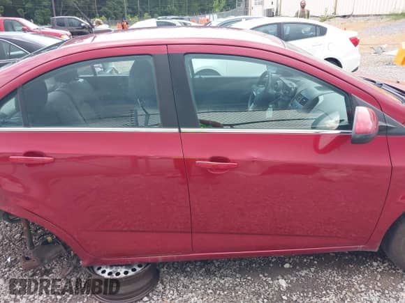 2012 Chevrolet Sonic LT z VIN 1G1JD5SBXC4177472, wystawiony jako IAAI lot #42549568 z przebiegiem 289 323 mil mil oraz . Historia ofert i sprzedaży dostępna na DreamBid. Obrazek 14.