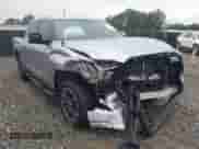 2024 Toyota Tundra Limited z VIN 5TFJA5DB2RX216804, wystawiony jako IAAI lot #42913960 z przebiegiem 13 394 mil mil oraz . Historia ofert i sprzedaży dostępna na DreamBid. Obrazek 1.