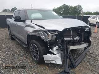 2024 Toyota Tundra Limited z VIN 5TFJA5DB2RX216804, wystawiony jako IAAI lot #42913960 z przebiegiem 13 394 mil mil oraz . Historia ofert i sprzedaży dostępna na DreamBid. Obrazek 1.