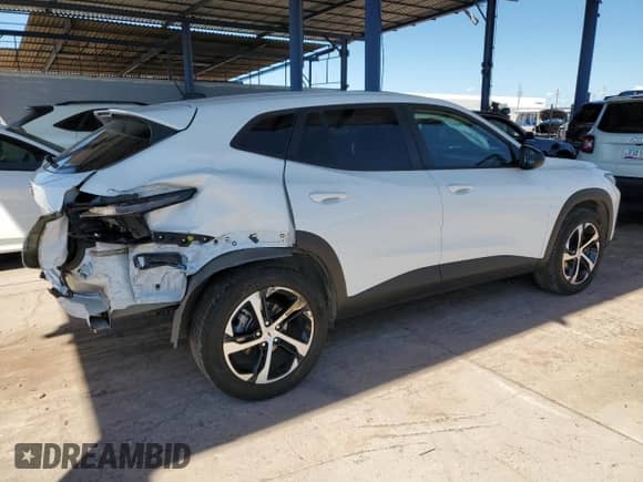 2024 Chevrolet Trax 1RS z VIN KL77LGE29RC155096, wystawiony jako Copart lot #70572045 z przebiegiem 36 208 mil mil oraz Szkoda całkowita • Salvage title. Historia ofert i sprzedaży dostępna na DreamBid. Obrazek 3.