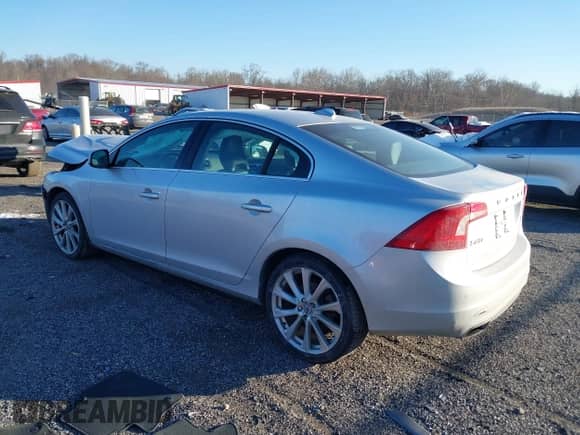 2018 Volvo S60 Inscription z VIN LYV402TK5JB159465, wystawiony jako IAAI lot #41337388 z przebiegiem 112 206 mil mil oraz . Historia ofert i sprzedaży dostępna na DreamBid. Obrazek 3.
