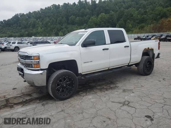 2015 Chevrolet Silverado 2500HD Work Truck z VIN 1GC1KUE86FF607840, wystawiony jako Copart lot #67075855 z przebiegiem 169 607 mil mil oraz Szkoda całkowita • Salvage title. Historia ofert i sprzedaży dostępna na DreamBid. Obrazek 1.