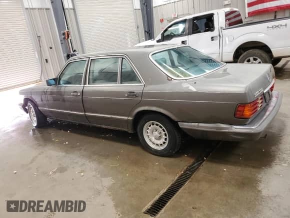1984 Mercedes-Benz 500 с VIN WDBCA37AXEA039687, выставлен на аукционе Copart как лот 65851475 с пробегом 180 641 миль миль и Чистый • Clean title. История ставок и продаж доступна на DreamBid. Изображение 2.