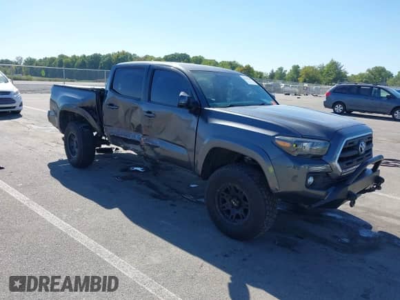2017 Toyota Tacoma SR5 z VIN 3TMCZ5AN9HM105459, wystawiony jako IAAI lot #43321840 z przebiegiem 220 881 mil mil oraz . Historia ofert i sprzedaży dostępna na DreamBid. Obrazek 1.