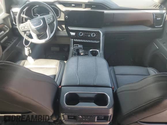 2023 GMC Sierra 1500 Denali z VIN 3GTUUGED7PG111838, wystawiony jako Copart lot #63683155 z przebiegiem Nie podano mil oraz Czysty tytuł • Clean title. Historia ofert i sprzedaży dostępna na DreamBid. Obrazek 8.