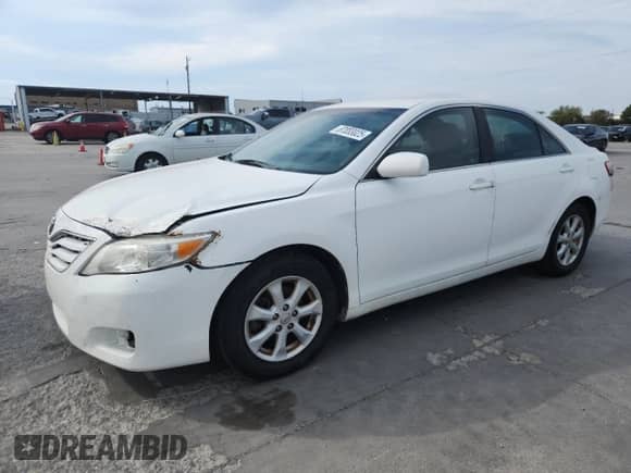 2011 Toyota Camry LE z VIN 4T4BF3EK6BR173795, wystawiony jako Copart lot #87033025 z przebiegiem 321 310 mil mil oraz Czysty tytuł • Clean title. Historia ofert i sprzedaży dostępna na DreamBid. Obrazek 1.