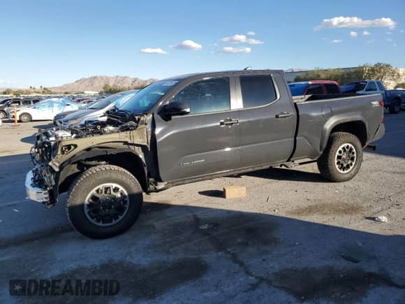 2025 Toyota Tacoma SR z VIN 3TMLB5JN8SM131742, wystawiony jako Copart lot #86230625 z przebiegiem 5 686 mil mil oraz Szkoda całkowita • Salvage title. Historia ofert i sprzedaży dostępna na DreamBid. Obrazek 1.