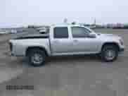 2010 Chevrolet Colorado 1LT z VIN 1GCJTCDEXA8114061, wystawiony jako IAAI lot #42235820 z przebiegiem 218 972 mil mil oraz . Historia ofert i sprzedaży dostępna na DreamBid. Obrazek 14.