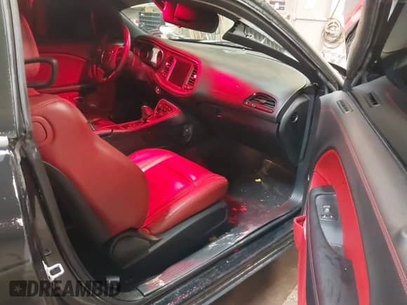 2021 Dodge Challenger SXT z VIN 2C3CDZGG6MH611360, wystawiony jako IAAI lot #41405412 z przebiegiem 28 292 mil mil oraz . Historia ofert i sprzedaży dostępna na DreamBid. Obrazek 5.